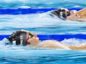 Le nageur canadien Nicholas Bennett s'entraîne dans la piscine de compétition de l'Arena La Défense avant l'ouverture des Jeux paralympiques de 2024 à Paris, en France, le 28 août 2024.