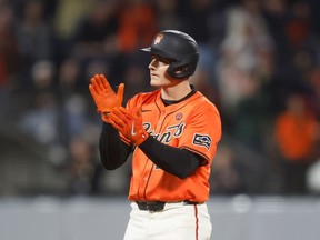 Matt Chapman #26 des Giants de San Francisco réagit après avoir frappé un double de trois points en fin de huitième manche contre les Marlins de Miami à Oracle Park le 30 août 2024 à San Francisco.