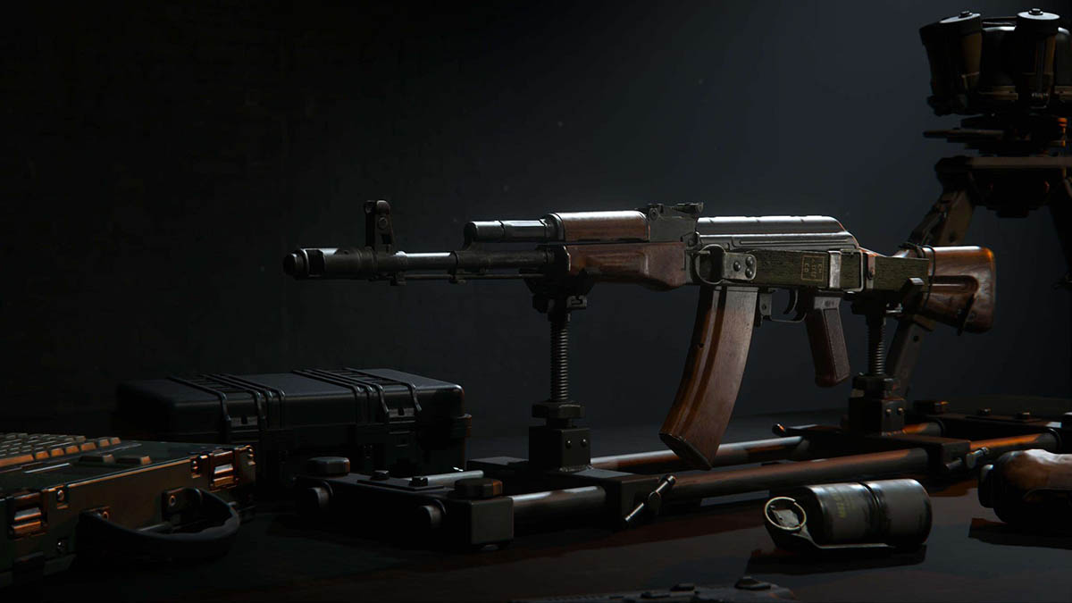 Fusil d'assaut Black Ops 6 AK74 sur une table entourée de grenades