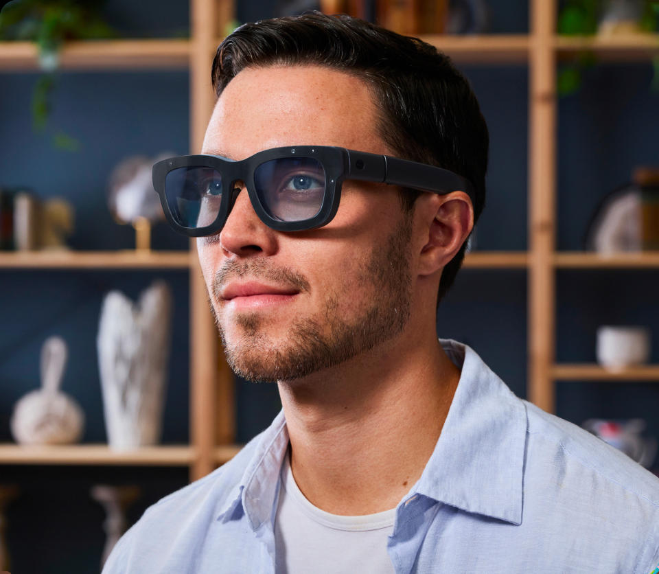 Une personne portant les lunettes intelligentes Orion AR de Meta