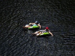 Des gens flottent sur la rivière Madawaska dans le comté de Renfrew, en Ontario, le 8 juillet 2024.