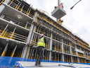 Un site de condos en construction à Montréal.