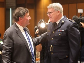 Le ministre de la Sécurité publique, Dominic LeBlanc, et le sous-commissaire de la GRC, Bryan Larkin, discutent avant de comparaître devant le Comité permanent de la sécurité publique et nationale (SECU) sur la Colline du Parlement à Ottawa, le mercredi 28 août 2024.