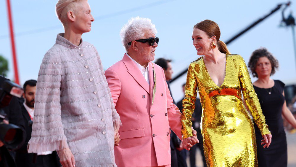 Pedro Almodóvar et ses nouvelles muses Julianne Moore et Tilda Swinton reçoivent une incroyable standing ovation de 17 minutes à Venise pour « The Room Next Door » Plus de Variety Les plus populaires À lire absolument Inscrivez-vous aux newsletters de Variety Plus de nos marques
	
	
