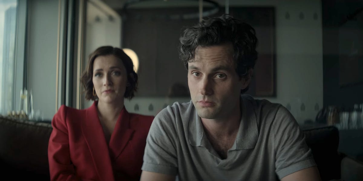 Penn Badgley, de You, fait ses débuts avec une transformation à la tête rasée
