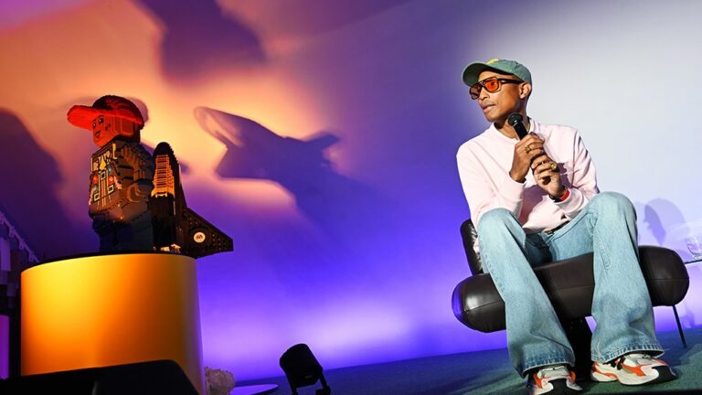 Pharrell Williams présente son nouvel ensemble Lego « Over the Moon » lors d'un événement à Paris, parle du biopic « Piece by Piece » : raconter « mon histoire de cette façon l'a rendue plus universelle » Plus de Variety Les plus populaires À lire absolument Inscrivez-vous aux newsletters de Variety Plus de nos marques
	
	
