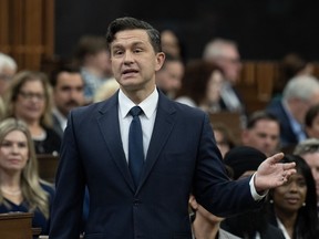 Le chef conservateur Pierre Poilievre se lève pendant la période des questions, à Ottawa, le lundi 16 septembre 2024.