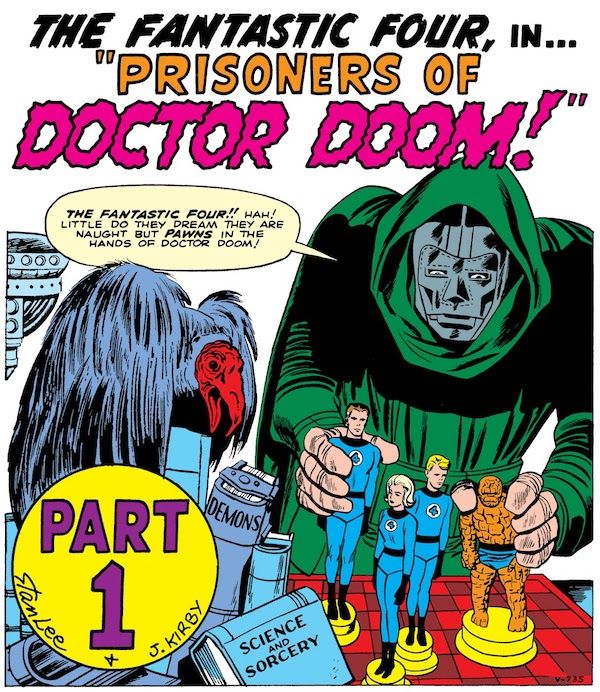 Un panneau de Fantastic Four #5. Le docteur Doom se profile au-dessus d'un échiquier avec quatre pièces d'échecs surdimensionnées sculptées pour ressembler au FF. Le reste de la table est encombré de livres (dont "Démons" et "Science et sorcellerie") et un vautour vivant.  Texte d'introduction : Les Quatre Fantastiques dans..."Prisonniers du Docteur Doom !"Doom : Les Quatre Fantastiques !! Hah ! Ils ne rêvent pas qu'ils ne sont rien par des pions entre les mains du Docteur Doom !