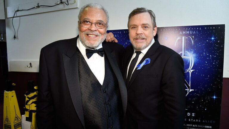 « RIP Dad » : James Earl Jones pleuré par tous, de Mark Hamill à la Ligue majeure de baseball
