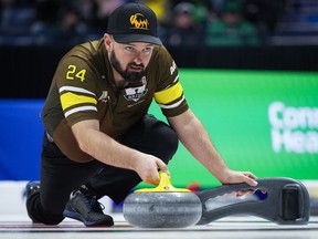 Le troisième joueur de Manitoba-Carruthers, Reid Carruthers, lance une pierre alors qu'il joue contre Équipe Canada lors des séries éliminatoires au Brier, à Regina, le vendredi 8 mars 2024. Carruthers cherche à remporter un triplé dans l'insolite PointsBet Invitational du curling, qui est devenu un coup d'envoi non officiel de la saison en raison de l'argent, du terrain et de la visibilité.