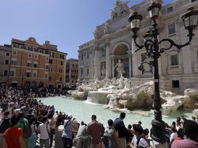 Des touristes admirent la fontaine de Trevi à Rome, le 7 juin 2017.