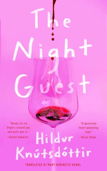 La couverture du roman The Night Guest. Elle a un fond rose bonbon et un verre à vin est représenté au premier plan, avec une petite quantité de liquide rouge qui coule dedans