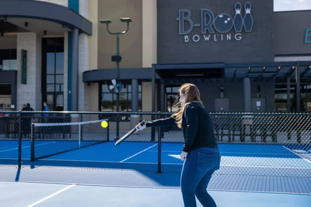 Image d'un B&B Theatres avec son propre terrain de pickleball.