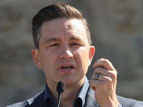 Le chef du Parti conservateur, Pierre Poilievre, prend la parole lors d'une conférence de presse sur la Colline du Parlement à Ottawa, le jeudi 29 août 2024.