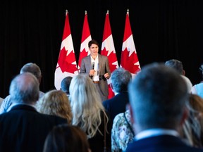 Le premier ministre Justin Trudeau prend la parole lors d'un événement de collecte de fonds du Parti libéral à Halifax, le 27 août 2024. Trudeau devra faire face à un caucus agité et tendu en Colombie-Britannique, lundi, qui attendra de lui qu'il révèle enfin son plan pour remédier à la chute politique que le parti subit depuis des mois.