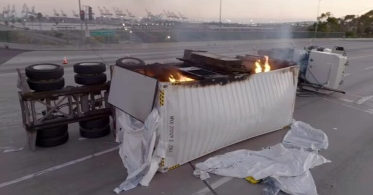 Un camion rempli de batteries brûle depuis presque une journée complète, fermant les ports de Los Angeles