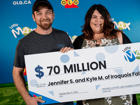 Un couple d’Iroquois Falls, en Ontario, accueille un bébé et gagne ensuite 70 millions de dollars au loto