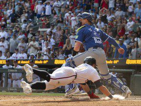 Un duel de lanceurs endormis se transforme en une folle manche supplémentaire alors que les Jays perdent contre les Braves en 11e