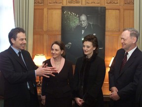 Le Premier ministre britannique Tony Blair explique comment le photographe canadien Yousef Karsh a réalisé le portrait sévère de Winston Churchill dans la chambre du Président sur la Colline du Parlement à Ottawa, le jeudi 22 février 2001.