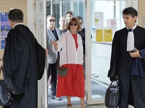 Gisèle Pelicot arrive au palais de justice d'Avignon, dans le sud de la France, le jeudi 5 septembre 2024. Une femme qui aurait été droguée par son ex-mari pour pouvoir être violée par d'autres hommes alors qu'elle était inconsciente, devrait témoigner devant un panel de juges français.