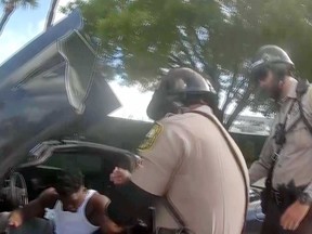 Une vidéo filmée par une caméra corporelle de la police montre un officier tirant le receveur des Dolphins de Miami Tyreek Hill hors de sa voiture de sport par le bras et la tête, puis le forçant à s'allonger face contre terre après que Hill ait relevé la vitre de son véhicule.