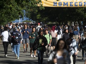 Des étudiants du campus de l'Université de la Colombie-Britannique à Vancouver pendant la première semaine de cours à Vancouver, en Colombie-Britannique, le 7 septembre 2022.