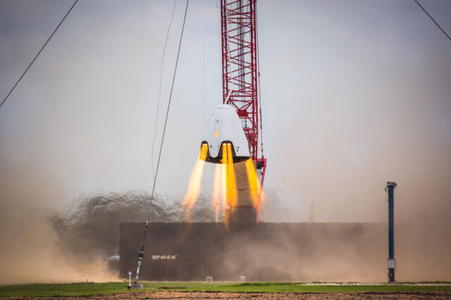 Un test de vol stationnaire utilisant des propulseurs SuperDraco sur un prototype de vaisseau spatial Crew Dragon en 2015.