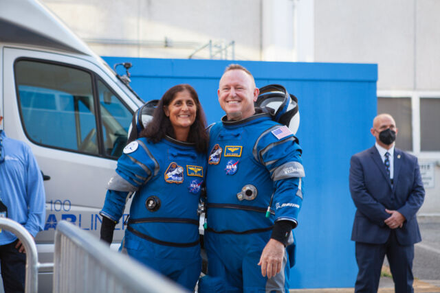 Les astronautes de la NASA Suni Williams et Butch Wilmore, vus dans leurs combinaisons de vol Boeing avant leur lancement.