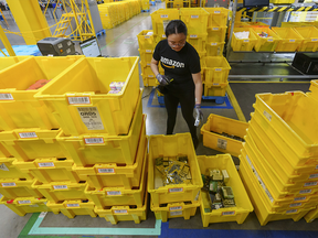 Un personnage travaille dans un centre de distribution Amazon