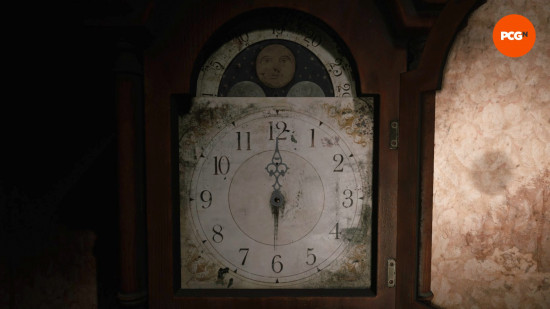 Revue de Silent Hill 2 : Un cadran d'horloge avec des aiguilles manquantes, une partie du puzzle d'horloge étendu dans le remake de Silent Hill 2.