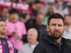 L'attaquant de l'Inter Miami Lionel Messi (10 ans) regarde depuis le banc de touche avant le début de l'action de football de la MLS contre le Toronto FC à Toronto le samedi 5 octobre 2024.