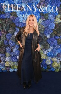 LONDRES, ANGLETERRE - 3 OCTOBRE : Sienna Miller assiste à la Tiffany & Co. "Fenêtres de merveille" célébration de la prise de contrôle à Selfridges le 3 octobre 2024 à Londres, en Angleterre. (Photo de Dave Benett/Getty Images pour Tiffany & Co.)