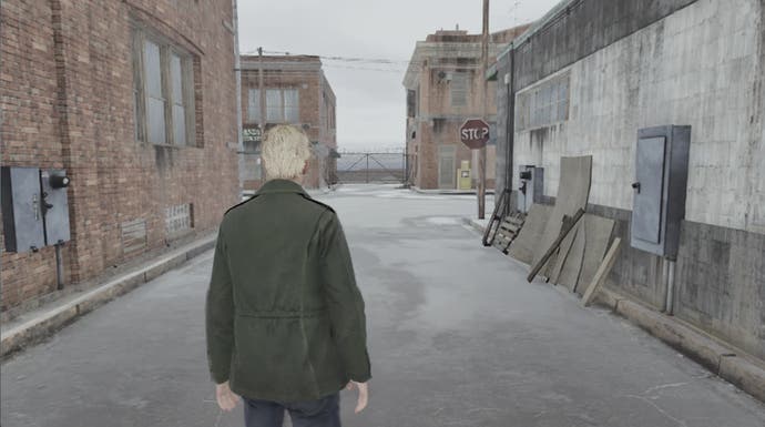 Capture d'écran de Silent Hill 2 Remake avec configuration demake, montrant un homme debout dans la rue avec des graphismes médiocres