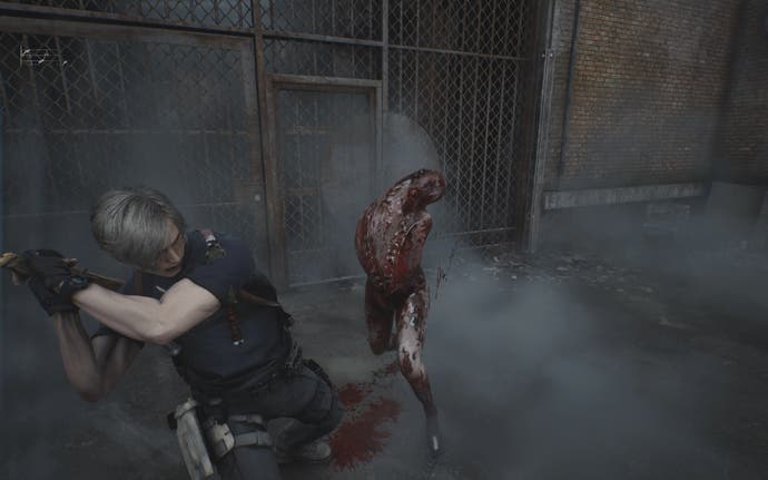 Mod Silent Hill 2 Remake avec le personnage de Resident Evil 4, Leon Kennedy, combattant un personnage zombie