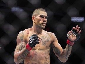 Alex Pereira se bat contre Israel Adesanya lors d'un match pour le titre des poids moyens lors de l'UFC 287 au Kaseya Center le samedi 8 avril 2023, au centre-ville de Miami.