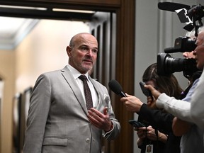 Le ministre de l'Emploi Randy Boissonnault répond aux questions des journalistes avant une réunion du caucus libéral sur la colline du Parlement à Ottawa, le mercredi 9 octobre 2024.