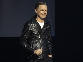 Bryan Adams monte sur scène pour présenter David Foster au gala du Temple de la renommée des auteurs-compositeurs canadiens à Toronto, le 24 septembre 2022. GAdams ajoute sa voix à l'opposition à la nouvelle réglementation fédérale sur la diffusion en continu.