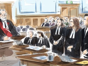 Le juge Robin Tremblay, de gauche à droite, le procureur adjoint de la Couronne Peter Keen, la procureure de la Couronne Lilly Gates, les avocats de Hoggard Kally Ho, Megan Savard et Hoggard sont présentés dans un croquis d'une salle d'audience à Haileybury, en Ontario, le lundi 23 septembre 2024.