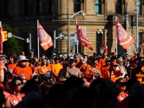 Les participants assistent à une cérémonie sur la Colline du Parlement pour commémorer la Journée de la vérité et de la réconciliation, à Ottawa, le lundi 30 septembre 2024.