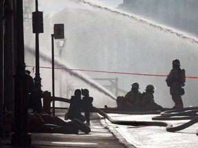 Deux hommes arrêtés dans l’incendie meurtrier du Vieux-Montréal accusés de meurtre au deuxième degré