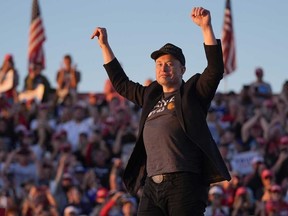 Elon Musk arrive sur scène alors que le candidat républicain à la présidentielle et ancien président Donald Trump s'exprime lors d'un rassemblement électoral au Butler Farm Show, le samedi 5 octobre 2024, à Butler, en Pennsylvanie.