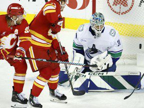 Flames 4, Canucks 2 : Aatu Raty fait valoir son point de vue