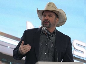 DOSSIER – Garth Brooks prend la parole lors d'une cérémonie d'inauguration des travaux du nouveau stade de football de la NFL des Tennessee Titans, le 29 février 2024, à Nashville, Tennessee.