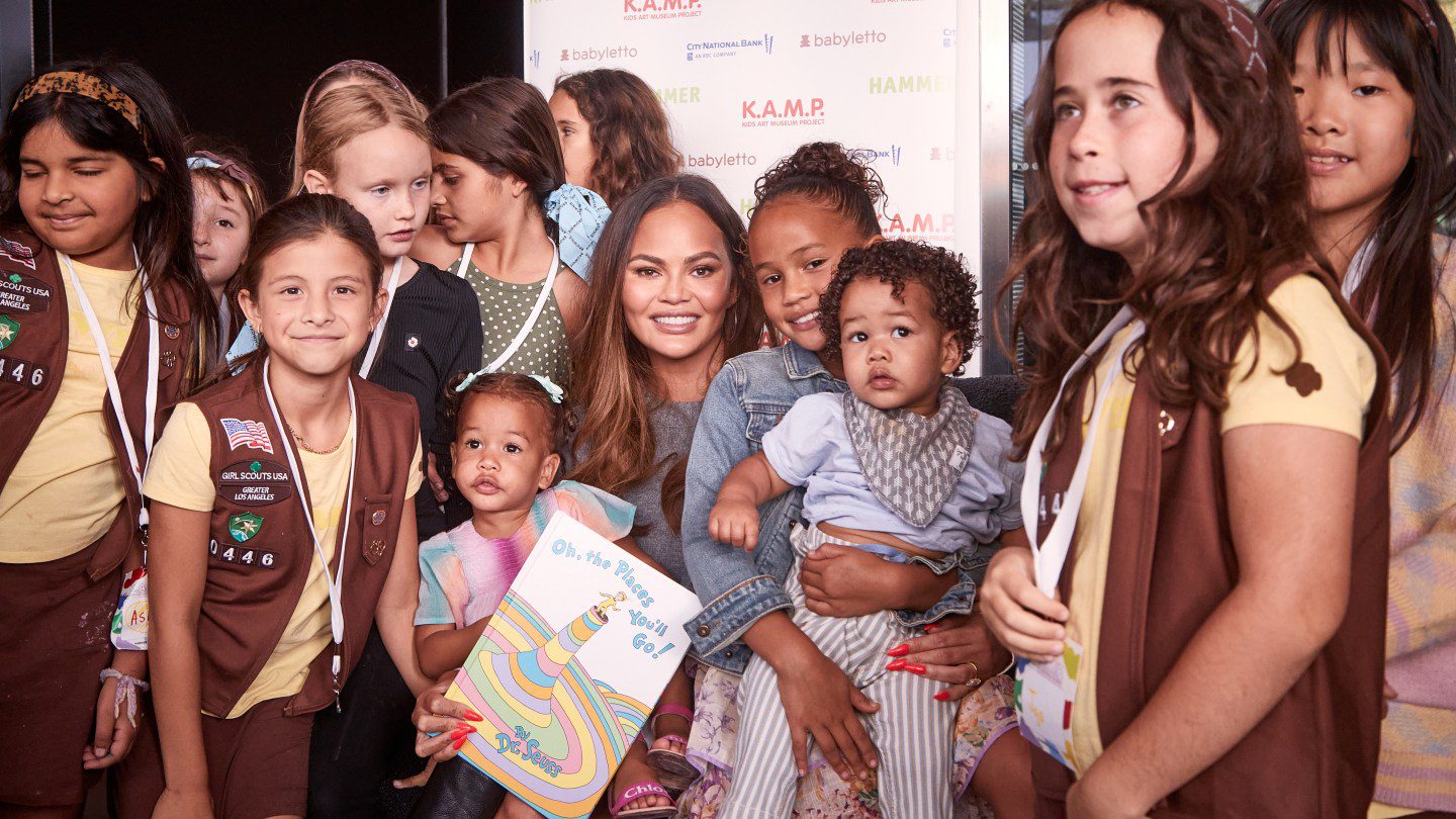 Henry Winkler et Chrissy Teigen font du KAMP-ing à la collecte de fonds du Hammer Museum
