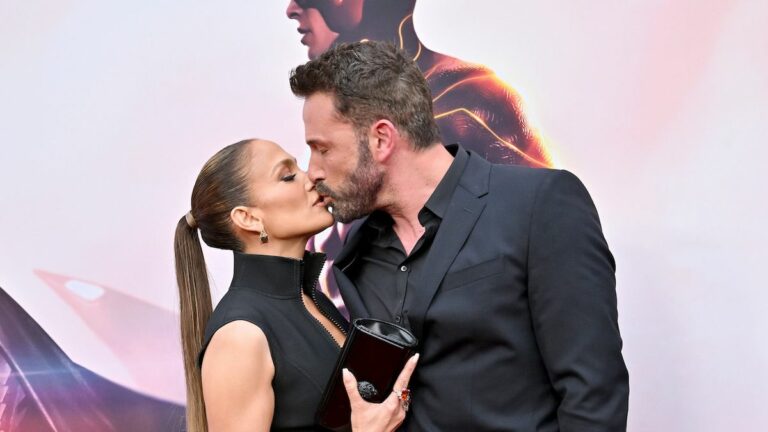 "Il y a clairement toujours une attirance physique entre eux." Un initié comprend ce qui se passe lorsque Ben Affleck et JLo sont en présence l'un de l'autre (et pourquoi le divorce est toujours imminent)
