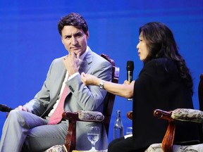 Le premier ministre Justin Trudeau écoute la ministre du Commerce international Mary Ng lors d'une discussion informelle au sommet des affaires et de l'investissement de l'ASEAN, le vendredi 11 octobre 2024 à Vientiane, au Laos.