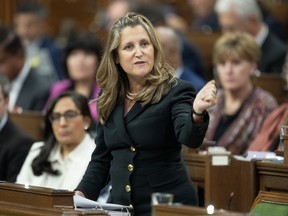 La vice-première ministre et ministre des Finances, Chrystia Freeland, se lève pendant la période des questions à Ottawa, le mardi 1er octobre 2024.