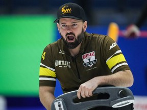 Le troisième de Manitoba-Carruthers, Reid Carruthers, interpelle les balayeurs après avoir lancé une pierre alors qu'il affrontait Équipe Canada lors des séries éliminatoires au Brier, à Regina, le vendredi 8 mars 2024.