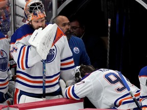 Le gardien des Oilers d'Edmonton Stuart Skinner (74) et l'attaquant Connor McDavid (97) réagissent après avoir perdu contre les Panthers de la Floride lors de la finale de la Coupe Stanley de la LNH à Sunrise, en Floride, le lundi 24 juin 2024.