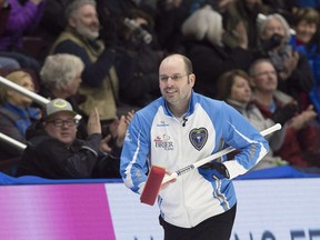 Le capitaine québécois Jean-Michel Ménard sourit après avoir battu l'Ontario 8-7 lors d'un bout supplémentaire lors du match nul 8 au championnat de curling Brier Tim Hortons au Mile One Centre de St. John's, le mardi 7 mars 2017. Ménard est de retour sur le Canadien étape de curling masculin.LA PRESSE CANADIENNE/Andrew Vaughan